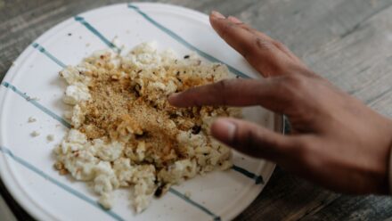 전자레인지 음식 데우기, ‘몇 분’보다 먼저 확인할 5가지 (병·플라스틱 안전기준 포함)