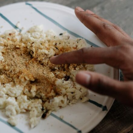 전자레인지 음식 데우기, ‘몇 분’보다 먼저 확인할 5가지 (병·플라스틱 안전기준 포함)