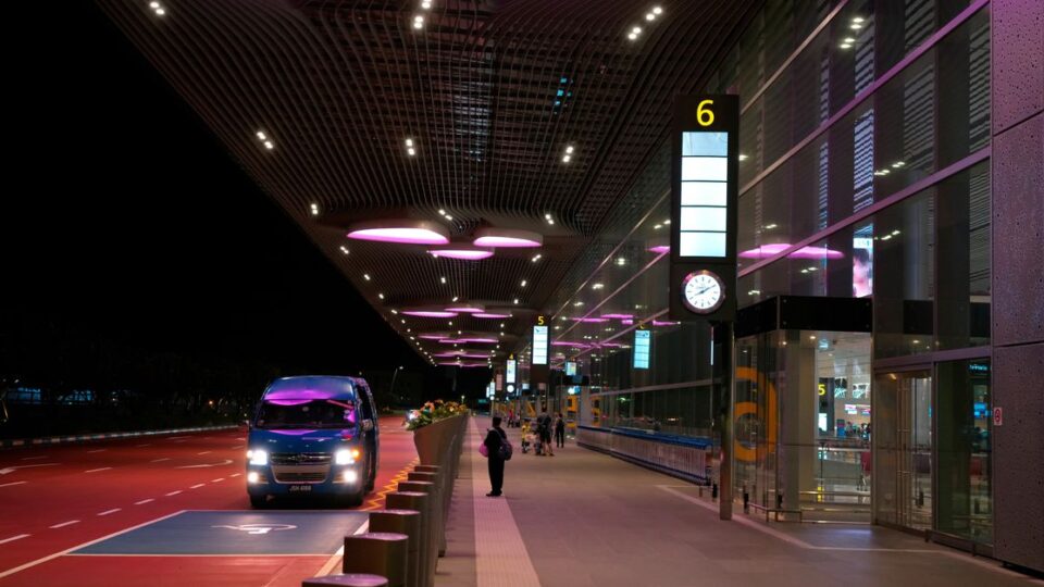 공항 환승, ‘터미널 이동’이 필요할 때 시간 계산을 망치는 실수(도착 기준·셔틀/보안검색)와 여유 잡는 법