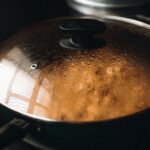 떡볶이 국물이 줄줄 새기 전에 멈추는 법, 뚜껑 유무·불 세기·떡 넣는 타이밍으로 갈리는 지점