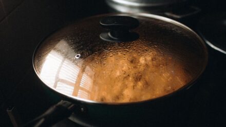 떡볶이 국물이 줄줄 새기 전에 멈추는 법, 뚜껑 유무·불 세기·떡 넣는 타이밍으로 갈리는 지점