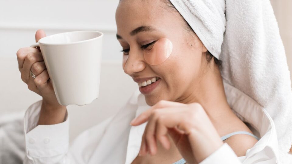 눈 밑 떨림이 멈추지 않을 때 마그네슘만 고집하기 전, 수면·카페인·스트레스 패턴으로 원인 구분하는 법