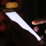 스마트폰 화면 자동꺼짐이 계속될 때, 절전모드보다 먼저 확인할 센서·밝기 설정과 앱 충돌 원인