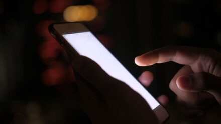 스마트폰 화면 자동꺼짐이 계속될 때, 절전모드보다 먼저 확인할 센서·밝기 설정과 앱 충돌 원인
