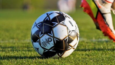 축구 인조잔디에서 클리트가 자꾸 튀는 날, 교체 타이밍보다 먼저 봐야 할 접지 패턴과 발 착지 습관
