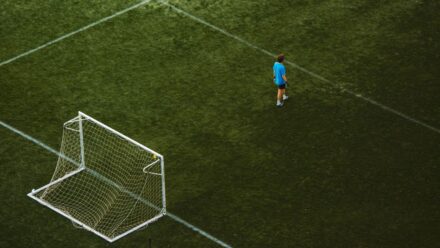 축구 인조잔디에서 클리트 교체해도 미끄러질 때, 마찰력 문제를 좌우하는 ‘클리트 길이(스터드 높이)’ 확인 방법