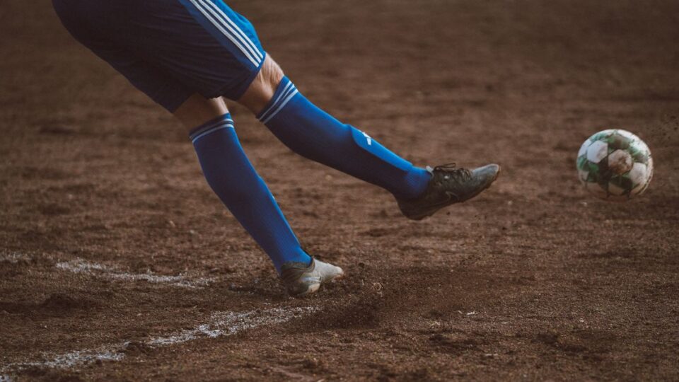 축구 롱킥 정확도 흔들릴 때, 공 차기 전 런업 속도보다 먼저 잡아야 할 마지막 발 위치