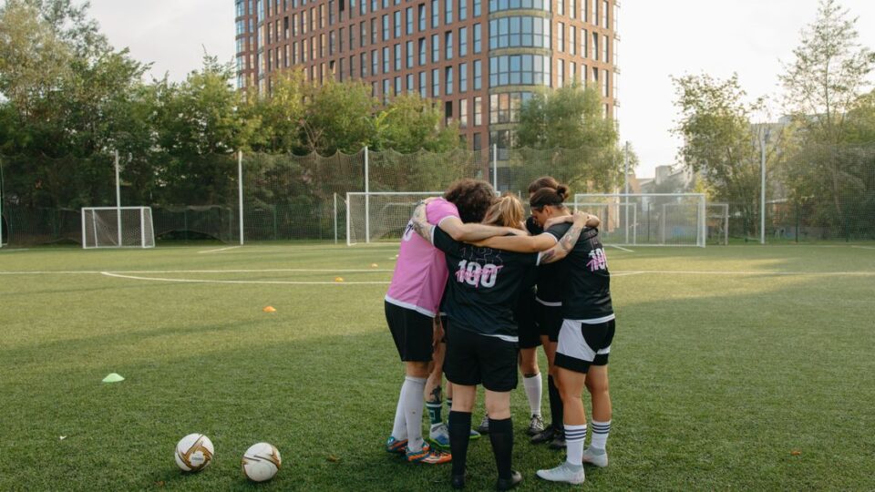 축구 전술 회의 후 경기력만 떨어질 때, 패스 스타일을 바꾸기 전에 확인할 팀 내 역할 충돌 신호