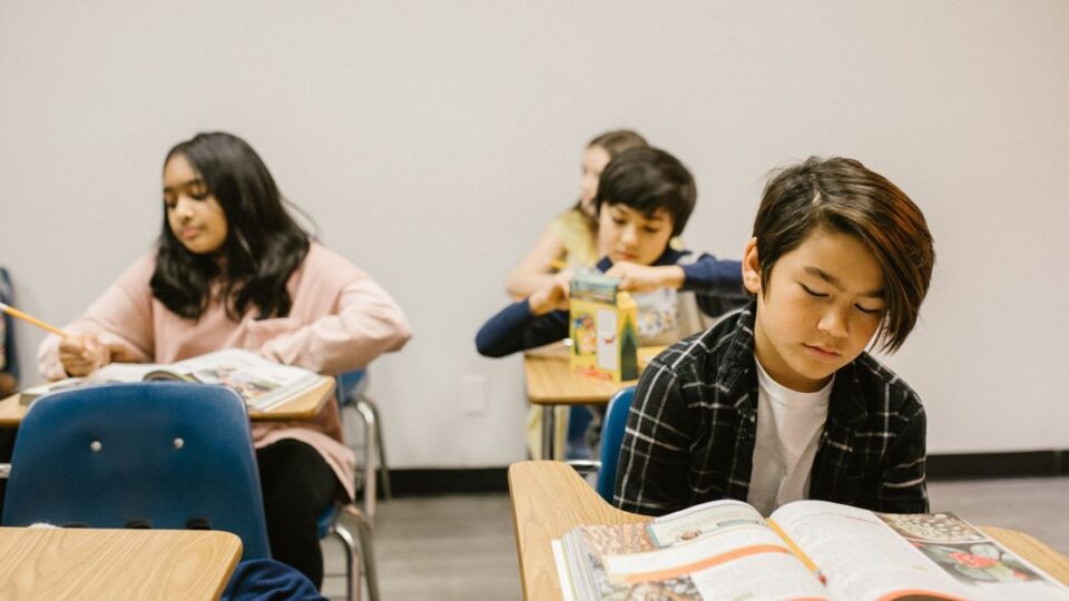 영어 독해에서 보기만 믿고 틀리는 학생들, 지문 근거 찾기 전에 먼저 해야 할 체크 7가지