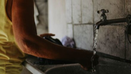 정수기 잔수 문제로 물맛이 이상할 때, 필터 교체 타이밍보다 먼저 봐야 할 ‘멈춘 시간’ 기준