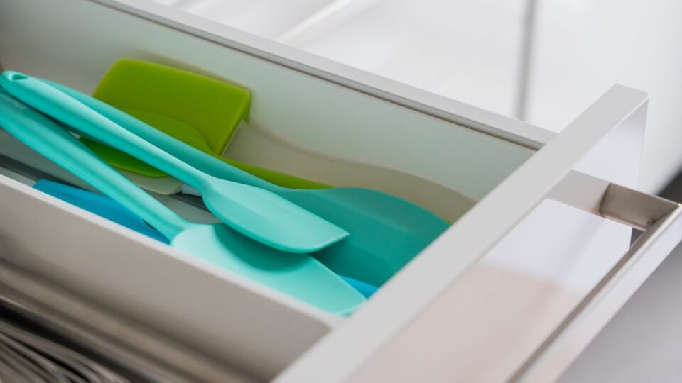 서랍이 자꾸 안 닫힐 때, 경첩·레일 정렬부터 확인해야 하는 이유와 바로잡는 순서