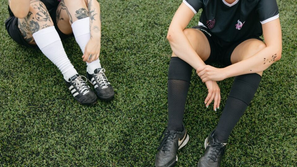 풋살 인조잔디 위에서 축구화를 신은 발의 접지와 방향 전환 장면