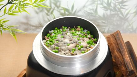 전기밥솥 보온 중 밥 색이 누렇게 변하는 장면을 상징하는 주방 사진