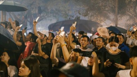 사람이 스마트폰에서 축구 경기 티켓을 확인하고 경기장 출입구로 이동하는 장면