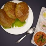 냄비에 양파를 볶아 카레 맛의 바탕을 만드는 장면