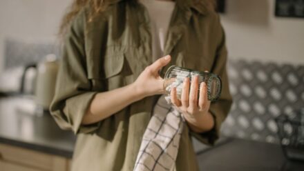 무선청소기 배터리 잔량을 확인하며 흡입 단계 조절하는 손