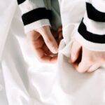 전기장판 전원 플러그와 콘센트 접촉 상태를 확인하는 손