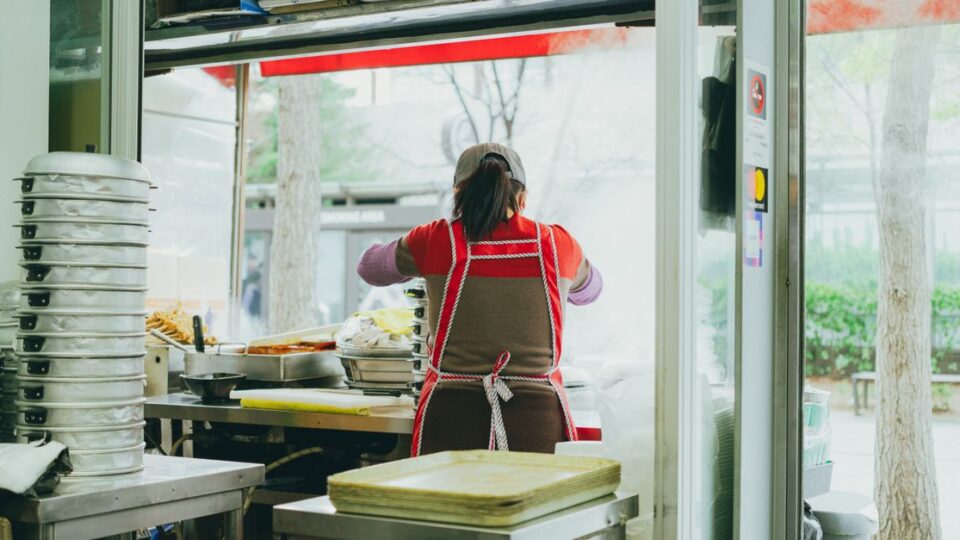 전기밥솥 보온하면 밥이 딱딱해질 때, 보온 시간보다 먼저 확인할 ‘뚜껑 고무’와 수분 증발 실수