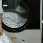 건조기 도어를 열고 필터와 열교환 부위를 점검하는 장면