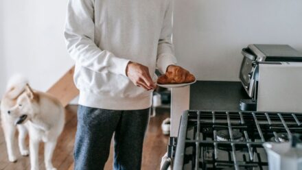 토스터기 안쪽 열선과 부스러기받이를 확인하는 모습