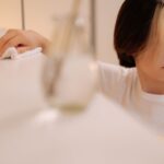 TV 화면에 먼지·얼룩이 번지듯 보일 때, 마른 천만 쓰면 실패하는 이유와 유리세정제 사용 전 체크할 2가지