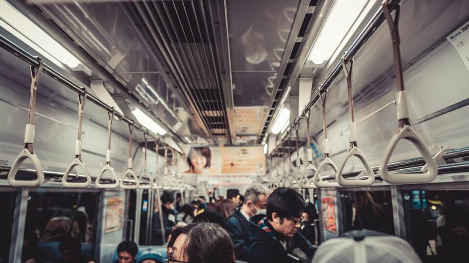 신칸센 열차 내부에서 수하물을 보관하는 상황