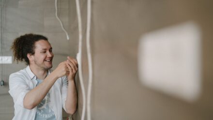 유럽 여행 전 플러그 어댑터 꼭 사야 할까? 영국·독일·프랑스 콘센트 규격 차이로 고르는 법