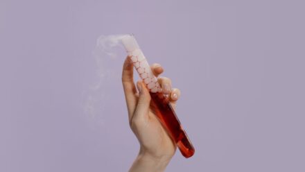 배변 후 손에 묻은 선홍색 피를 확인하며 원인 신호를 구분하는 모습