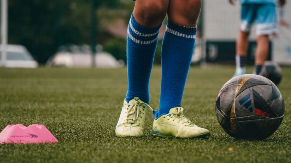 축구화 사이즈를 고르는 발 모양 체크 장면