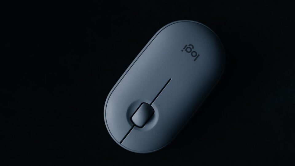 무선 마우스가 끊길 때, 배터리만 교체하면 계속되는 원인(USB 간섭·블루투스 페어링·표면 문제) 테스트 방법