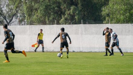 축구 7인 소형경기에서 압박해도 역습에 무너지면, 지역방어 vs 맨투맨 사이에서 먼저 정할 ‘측면 회수’ 기준