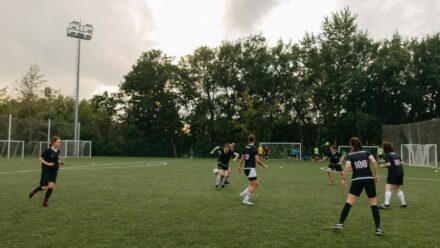 축구 라인 사이로 침투가 안 먹힐 때, 패스 타이밍보다 먼저 바꿔야 할 ‘등 돌리기 각도’