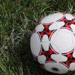 인조잔디 위에서 코너킥 준비 자세를 점검하는 축구화 발 위치