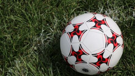 인조잔디 위에서 코너킥 준비 자세를 점검하는 축구화 발 위치