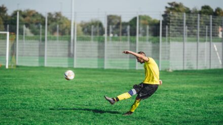 축구 코너킥에서 첫 크로스는 맞는데 리바운드가 계속 뺏길 때, 수비가 놓치기 쉬운 ‘두 번째 점프’ 타이밍