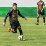 축구 수비 선수가 클리어 후 복귀 거리를 점검하는 장면