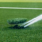 인조잔디에서 축구 헤딩 후 목을 만지는 장면과 안전한 착지 동작