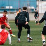 축구 경기에서 추가시간 연장전 교체 선수를 알리는 심판과 벤치