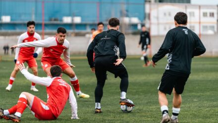 축구 경기에서 추가시간 연장전 교체 선수를 알리는 심판과 벤치
