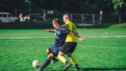 인조잔디 러닝화 vs 축구화, 발목 부상 위험이 달라질까? 착용 조건별로 선택하는 기준