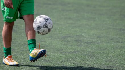 축구 스루패스가 매번 뜨거나 옆으로 새는 이유, 킥 힘보다 먼저 체크할 ‘지지발 거리’