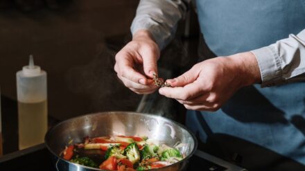 멸치볶음이 딱딱해질 때 원인은 간장 양이 아니라 ‘마지막 불 조절’이었을까? 물엿 넣는 타이밍 비교