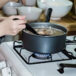 떡볶이 소스를 농도로 맞추며 조절하는 장면
