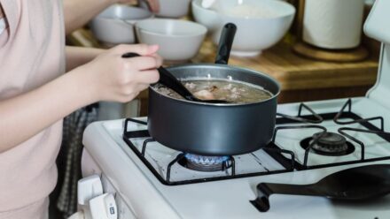 떡볶이 소스를 농도로 맞추며 조절하는 장면