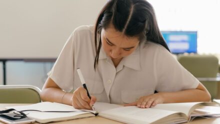 국어 수행평가 토론에서 주장·근거·반박 순서를 바르게 준비하는 모습