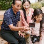 공항에서 스마트폰으로 Visit Japan Web QR코드를 확인하는 가족