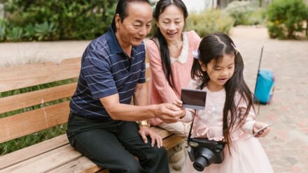 공항에서 스마트폰으로 Visit Japan Web QR코드를 확인하는 가족