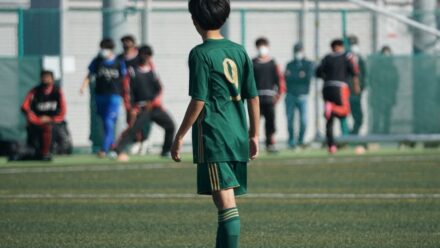 축구 선수가 겨울 이적 후 경기장 옆에서 유니폼을 들고 있는 장면