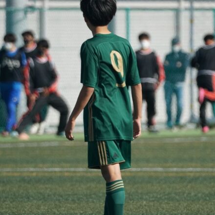 축구 선수가 겨울 이적 후 경기장 옆에서 유니폼을 들고 있는 장면