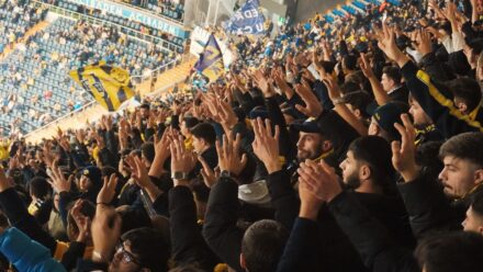 축구 경기장에서 큰 스크린으로 리플레이가 나오는 관중 모습